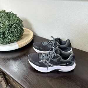 Saucony woman’s Axon 2 9.5